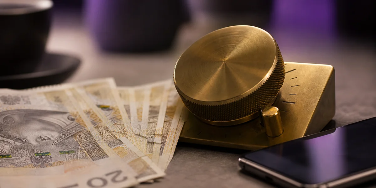 Dwa ekrany aplikacji bankowej z tą samą stawką 6 procent, ale różnymi warunkami naliczania odsetek od gotówki w złotych