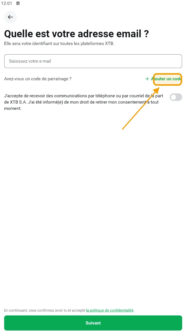 Inscription dans l'application mobile XTB — le lien « Ajouter un code » se trouve sous le champ e-mail sur l'écran « Quelle est votre adresse e-mail ? »
