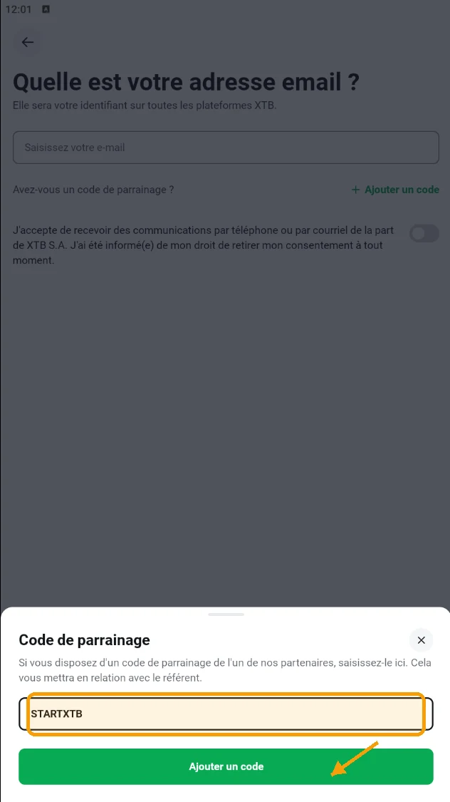 Fenêtre du code de parrainage dans l'application mobile XTB avec STARTXTB saisi, prêt à appliquer